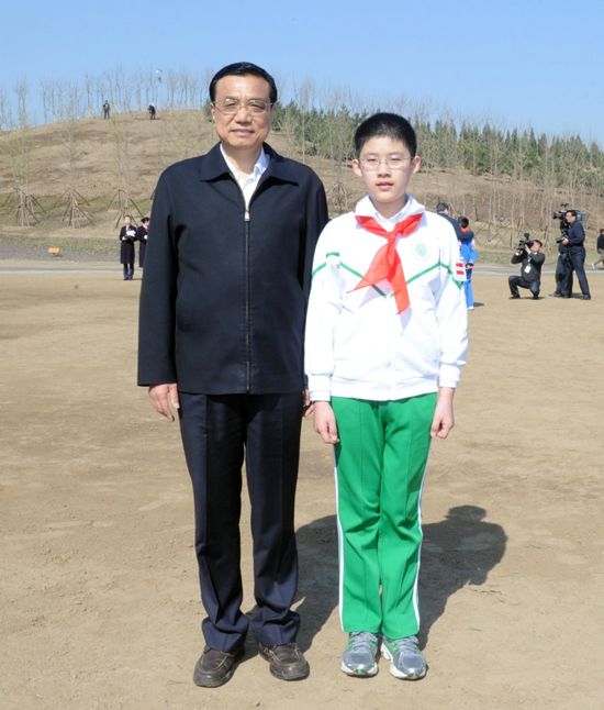 李克强总理和杨定达同学合影 李克强总理和杨定达同学合影