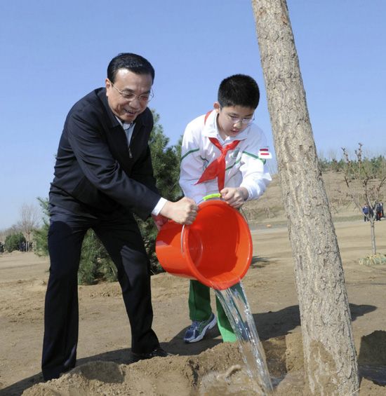 2014年4月4日,李克强总理和杨定达同学共同植树 2014年4月4日,李克强总理和杨定达同学共同植树
